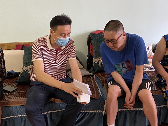 区残联党组成员、副理事长张明波走访慰问困难残疾人并为其赠送“智能定位终端”