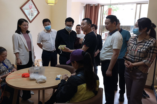 杨志远理事长调研阆中市残疾人手工艺品编织基地