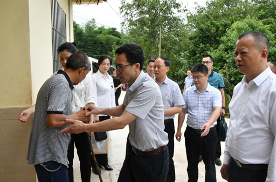 杨志远理事长深入残疾人家庭走访慰问贫困残疾人