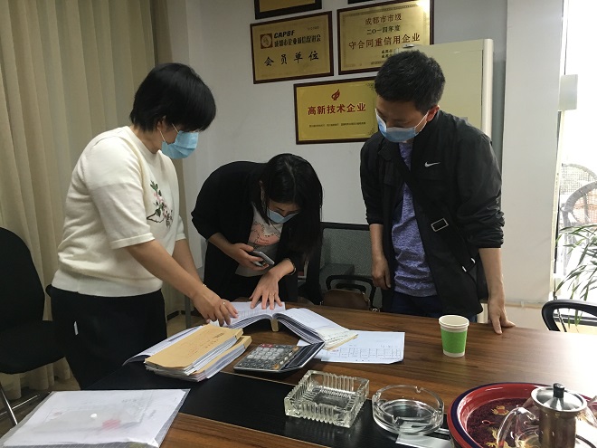 图片：成都市成华区残联深入企业现场核实按比例安置残疾人就业情况