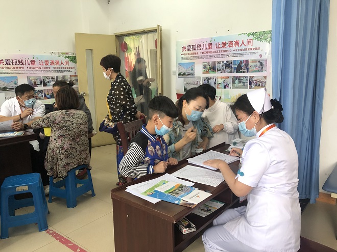 图片：对脑瘫患儿进行详细的检查、医学评估和康复评估