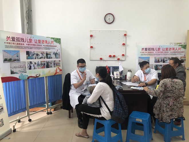 图片：北京精诚博爱康复医院专家手把手教家长如何为患儿做康复