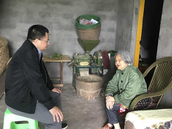 泸州市残联党组成员、组宣科科长徐勇与残疾人及家属亲切交谈