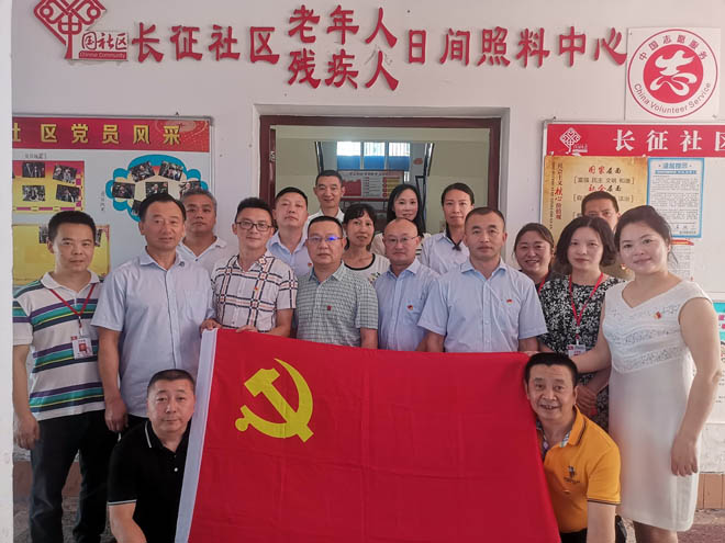 图片：党员到长征社区“双报到”开展志愿服务