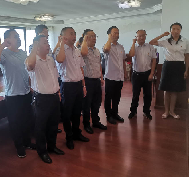 图片：重温入党誓词