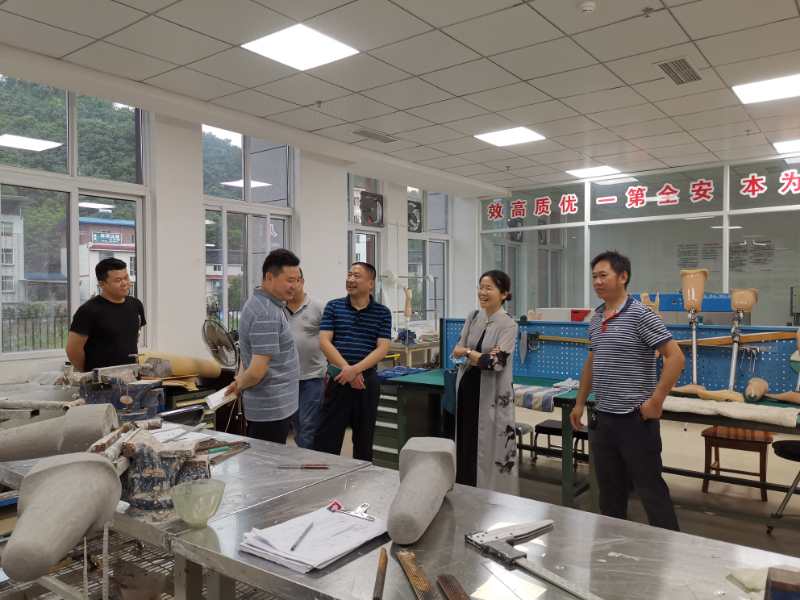 图片：省残联康复处处长王志坚在市残疾人康复中心调研康复工作