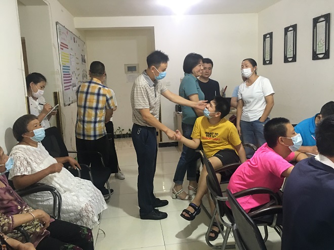 图片：区残联党组成员、副理事长张明波看望慰问街道“阳光家园”学员及亲属