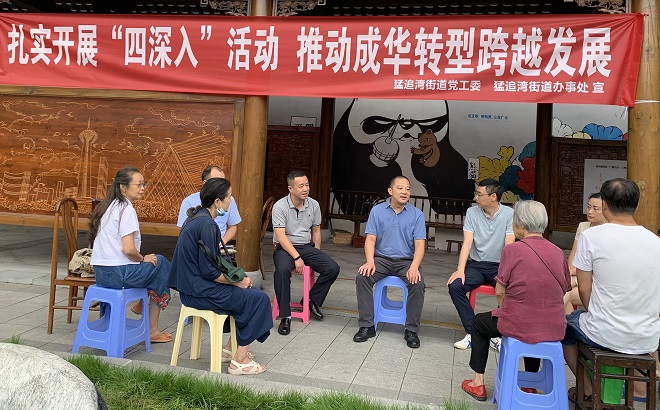 图片：区残联党组成员、副理事长严旭松听取残疾人朋友及亲属意见建议