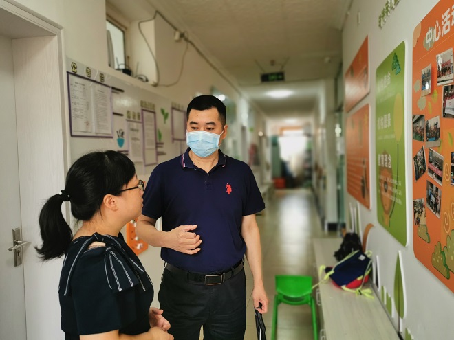 图片：区残联四级调研员邹宗良走访成都童行心智障碍儿童关爱中心