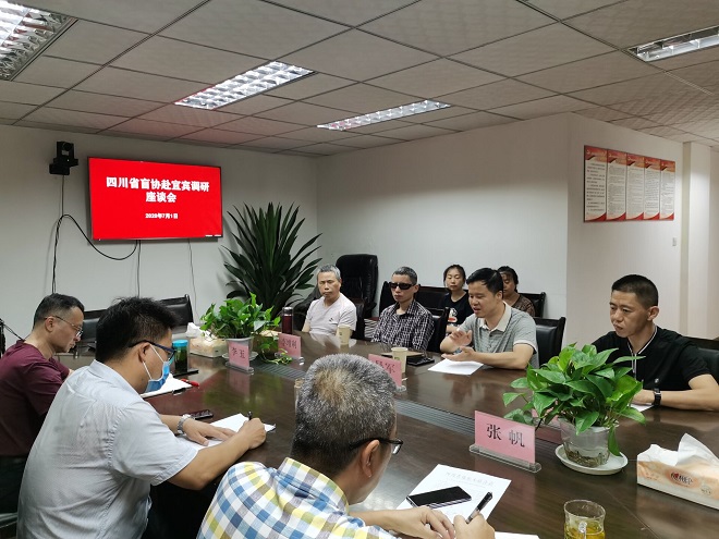 图片：吴军与盲人朋友亲切交流