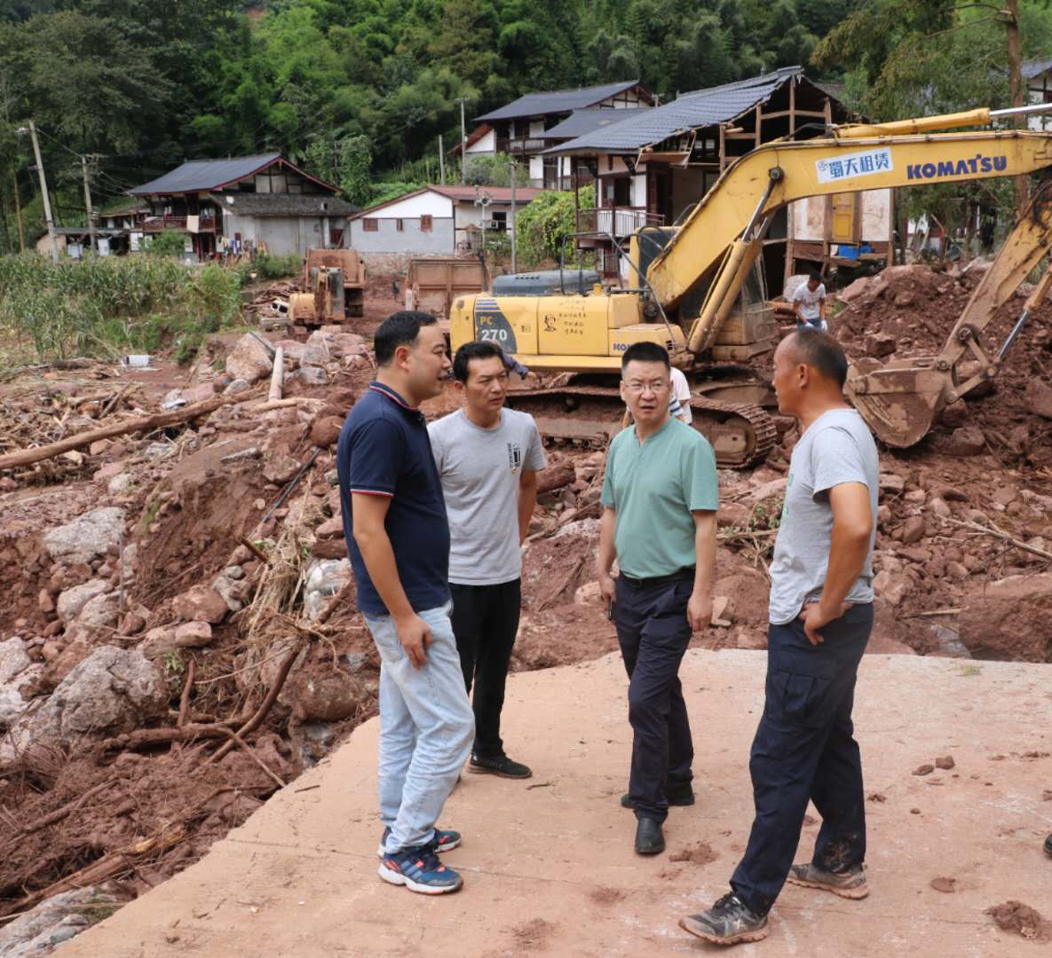 图片：周万平一行在芦山县龙门镇看望受灾残疾贫困人