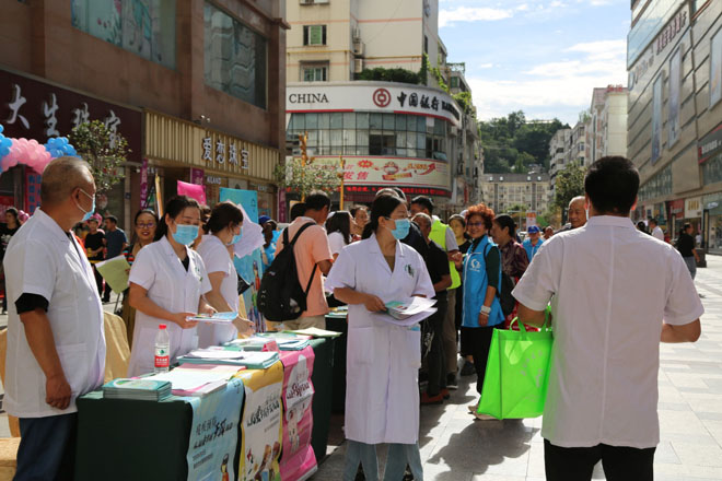 图片：现场义诊宣传活动