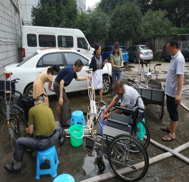 乐山市残疾人康复就业服务中心开展灾后清淤、自救工作（图二）