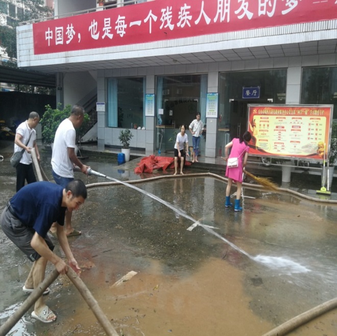 乐山市残疾人康复就业服务中心开展灾后清淤、自救工作（图一）