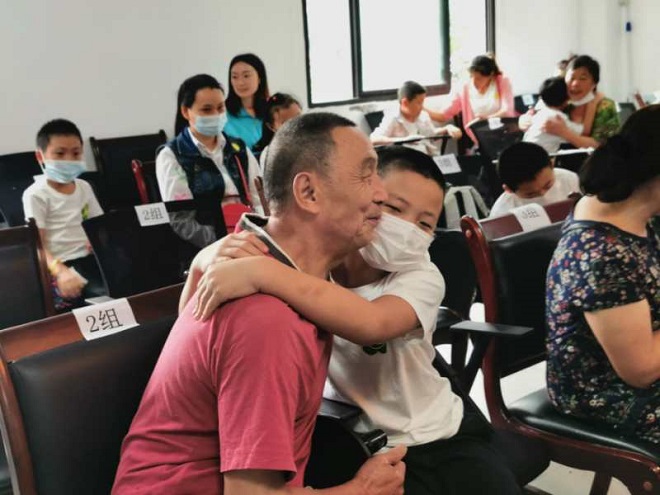 图片：在感恩教育课堂上，孩子们用拥抱表达对亲人爱和感谢