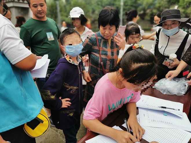 图片：孩子们陆续到来，有序签到