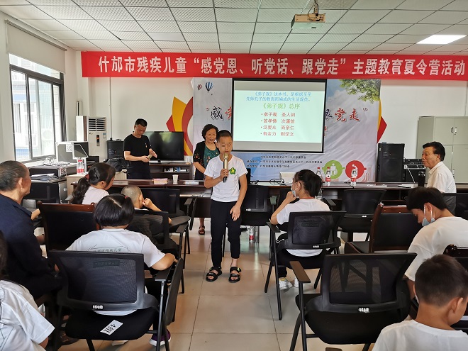 图片：残疾儿童积极的参与到主题教育课堂中