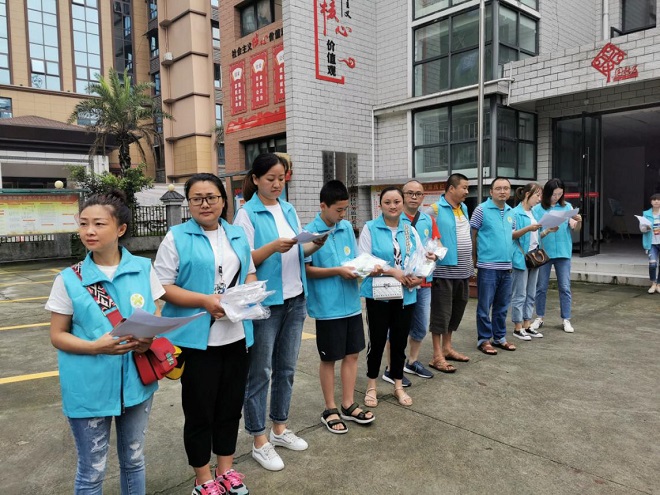 图片：志愿者们早早地等待着孩子们的到来
