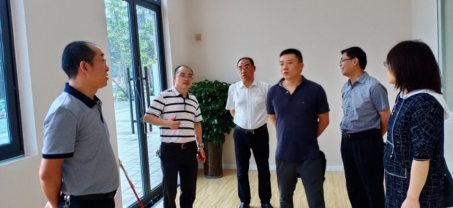 图片：刘艺在东坡区残疾人日间照料中心建设现场指导工作