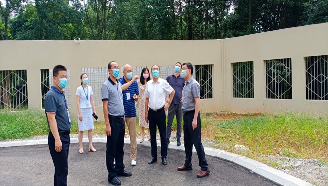 图片：刘艺在东坡区精神残疾人集中托养中心指导工作