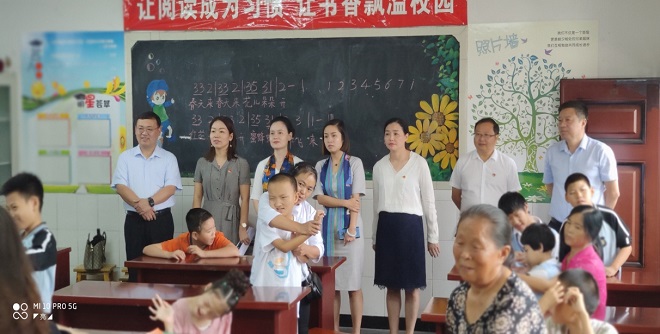 图片：夹江县委副书记、县长漆宾在县特殊教育学校调研