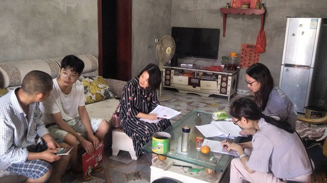 图片：在残疾家庭子女李天云家进行入户核查