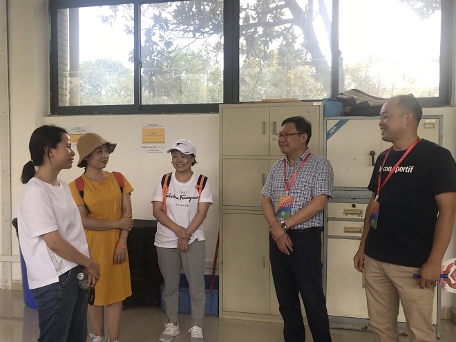 图片：成华区残联党组书记、理事长韦华与运动员亲切交流