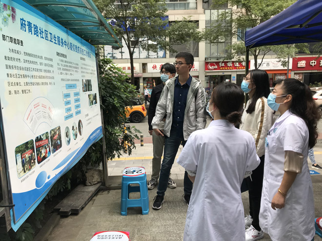 图片：评估专家组在府青路街道社区卫生服务中心调研0至6岁儿童残疾初筛工作开展情况