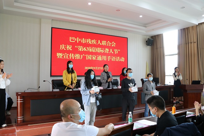 图片：为听力言语残疾人发放辅具