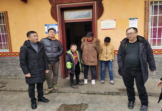图：周仲林同志在峨边彝族自治县走访慰问困难残疾群众
