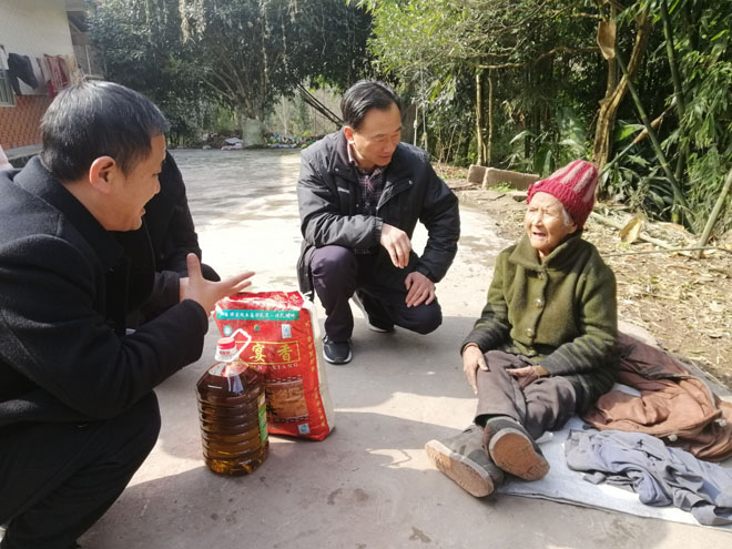 图：陈德生同志在马边彝族自治县走访慰问困难残疾群众