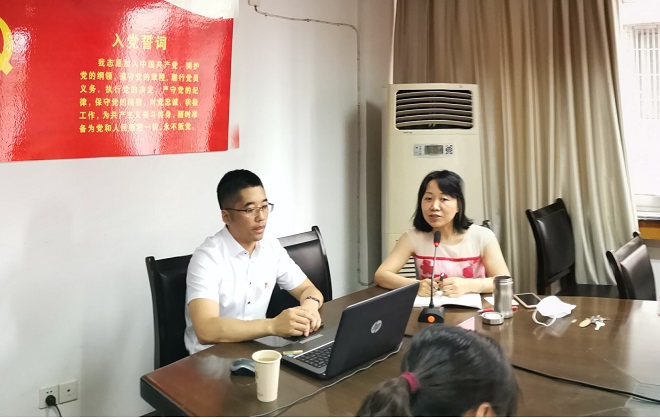 图片：市委办秘书科科长孙浩在培训会上作《党政机关公文处理》授课