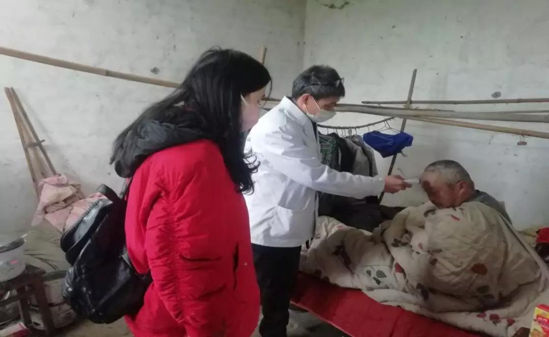 姚渡镇马坪村残协联络员谭芙蓉关爱独居残疾老人