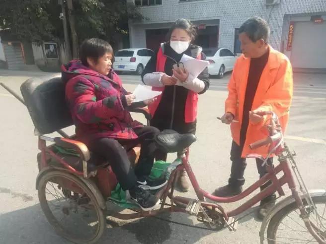 临近产期依然奔走在抗疫“一线”的姚渡镇马坪村残协工作人员谭芙蓉
