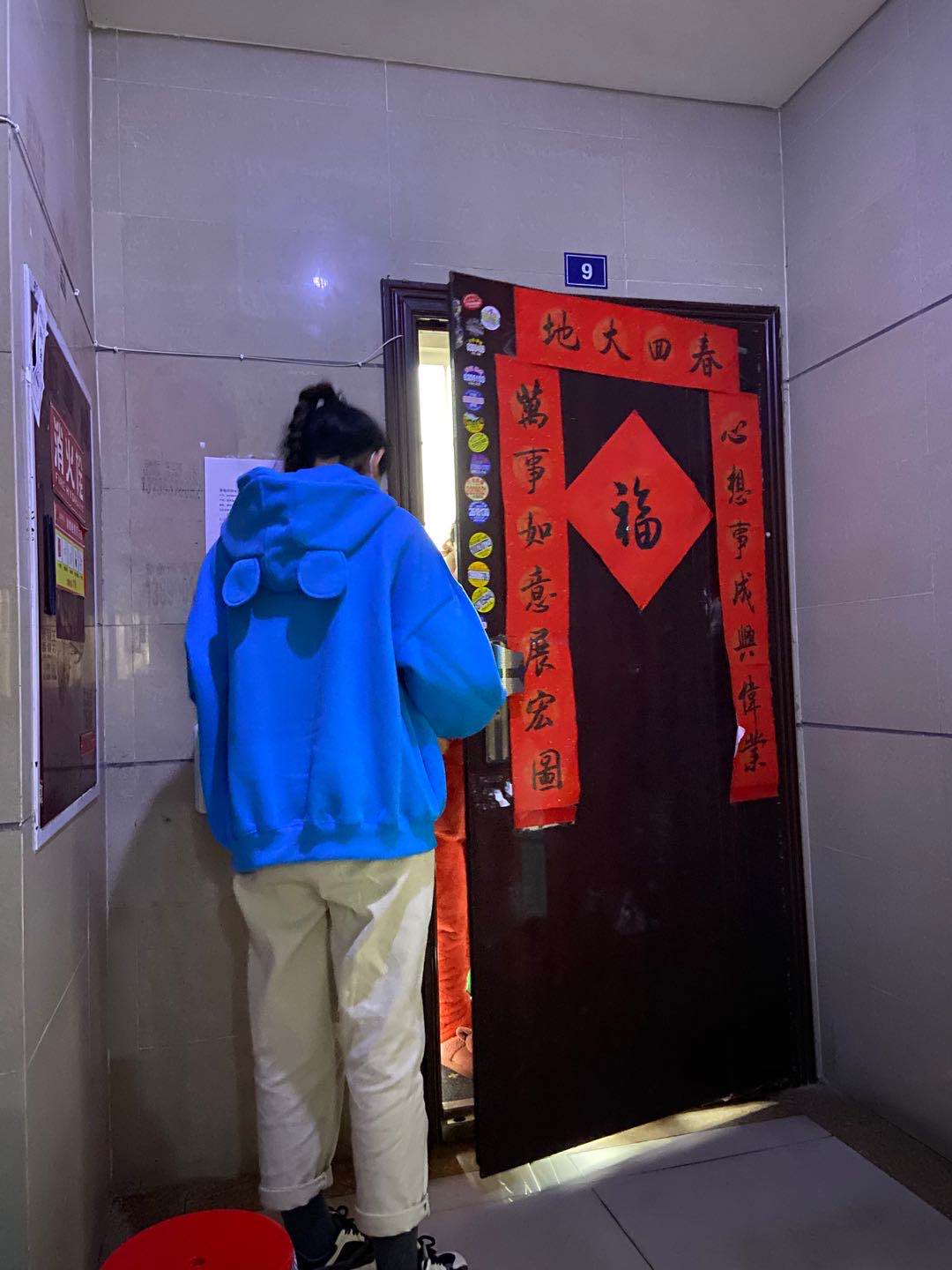 图片：熊瑶为居家隔离人员送快递