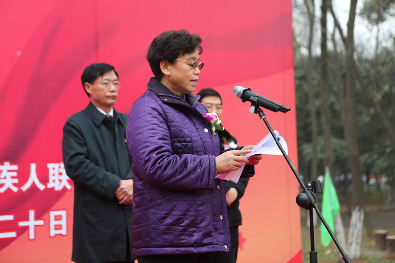 省委常委、省总工会主席李登菊同志在揭牌仪式上发表讲话