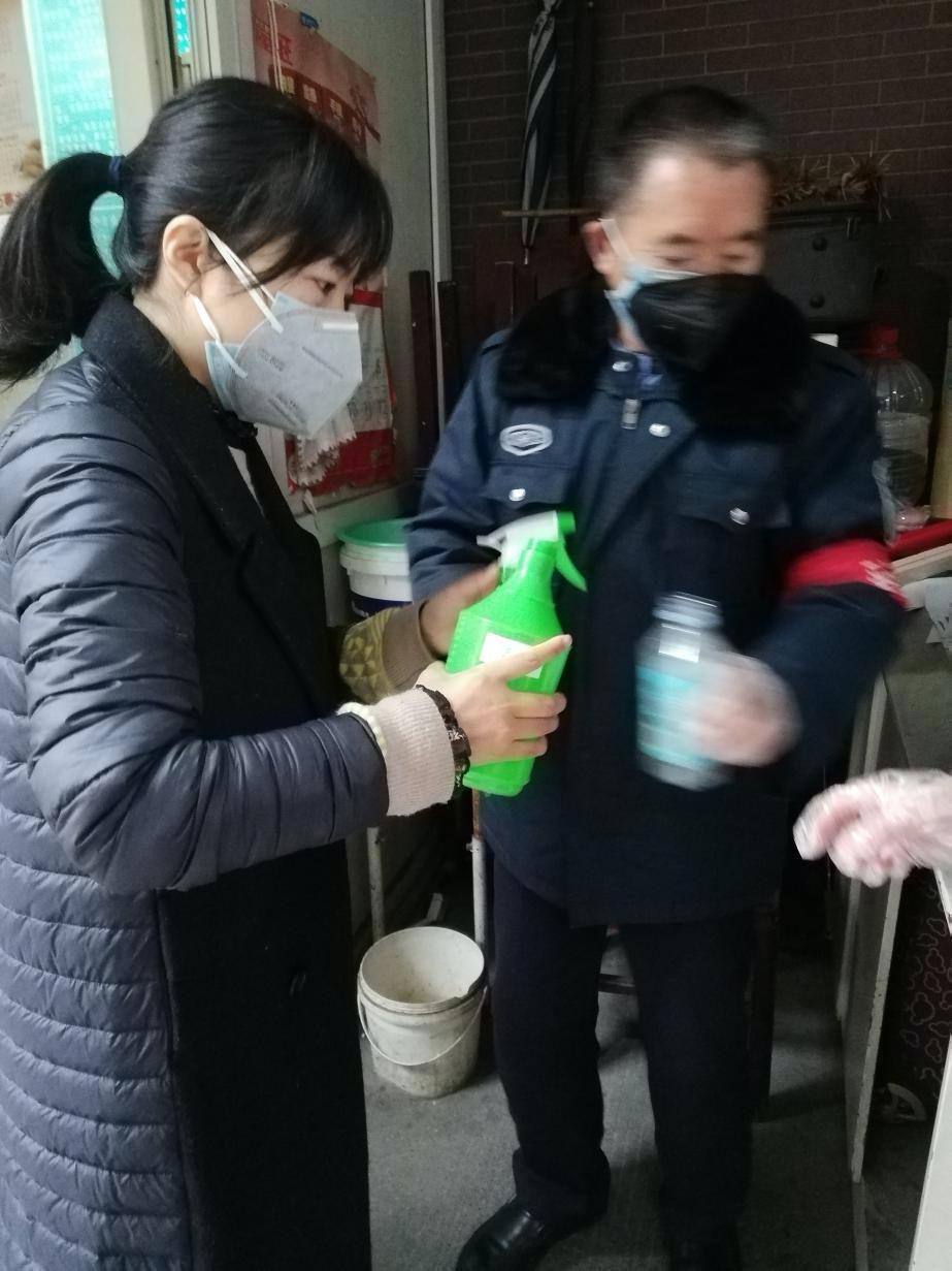 刘柳在防疫工作一线（图二）
