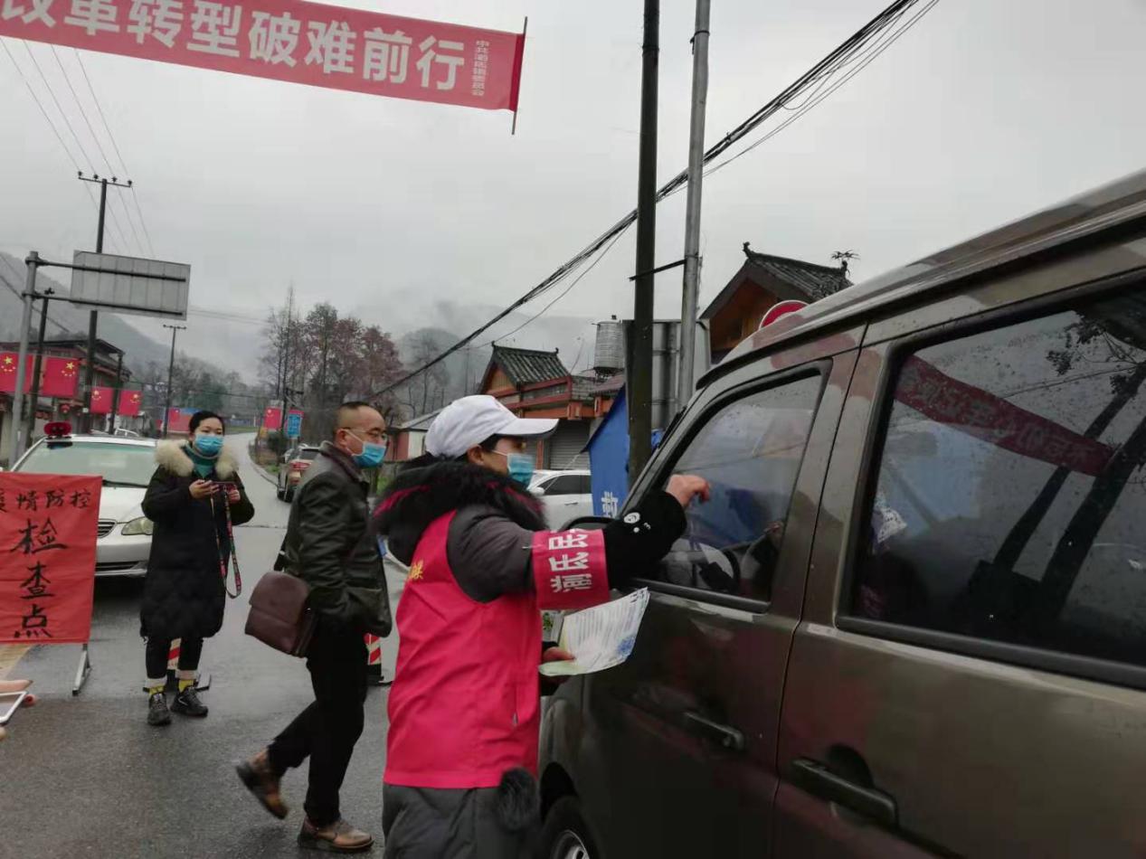 正在卡口排查车辆的残疾人志愿者张建梅