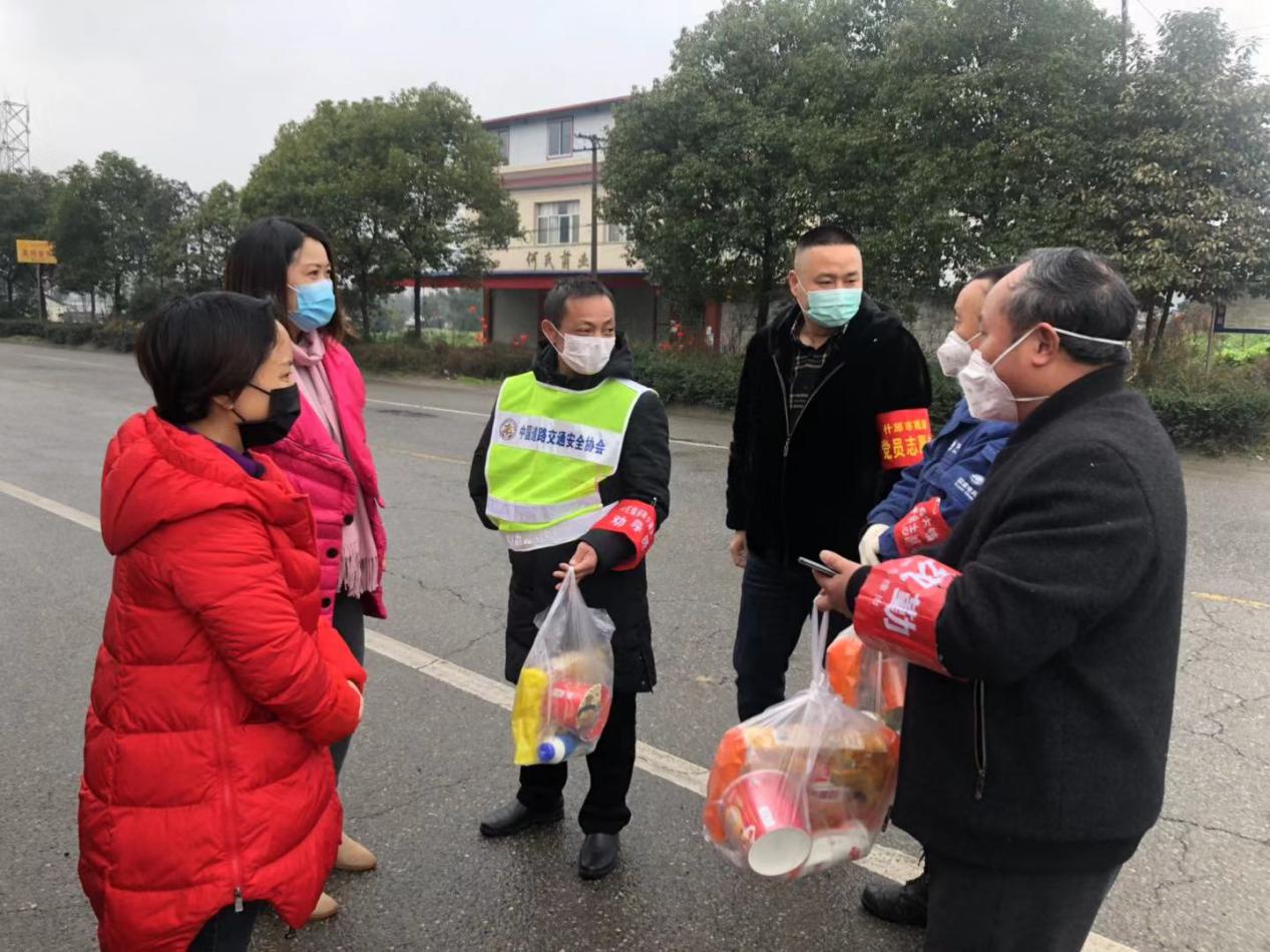 什邡市残联慰问残疾人付寿华（左3）志愿者等