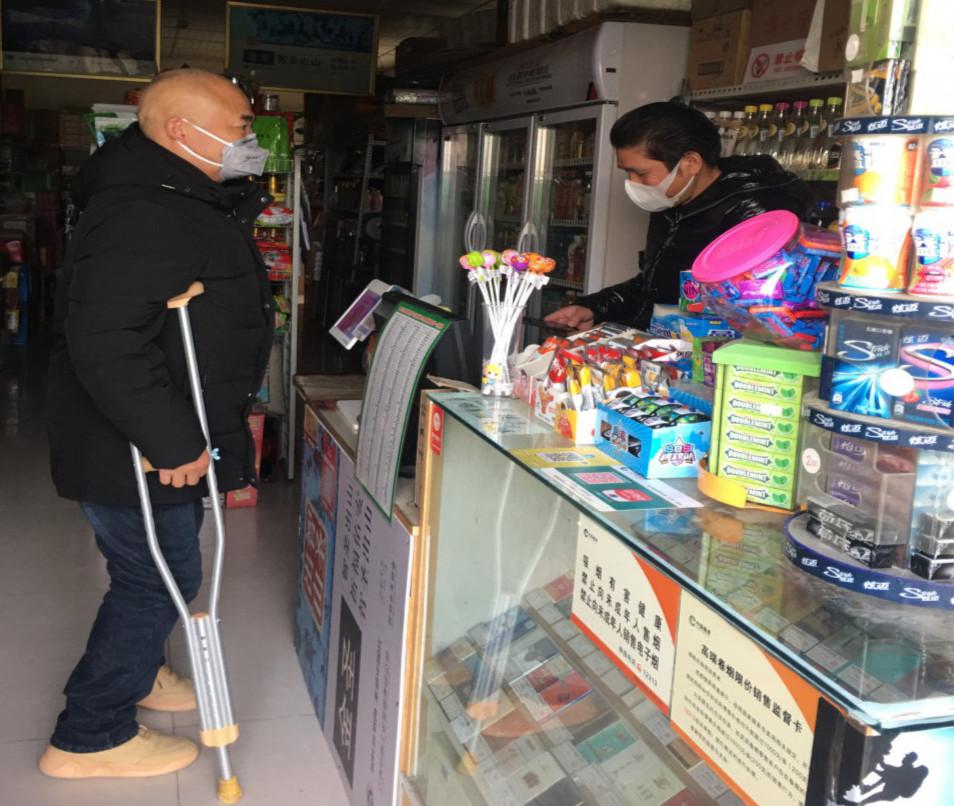 图片：唐代贵深入残疾人经营户宣传疫情防控知识