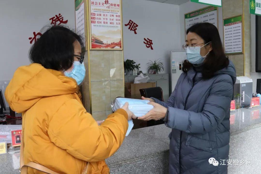 图片：残联发放口罩