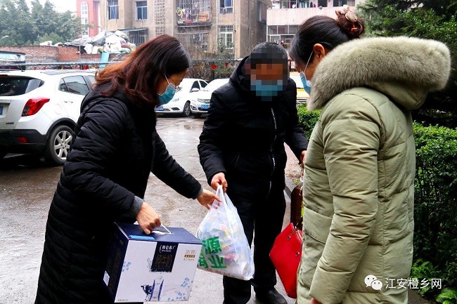 图片：残联为残疾人石大哥送上生活物资