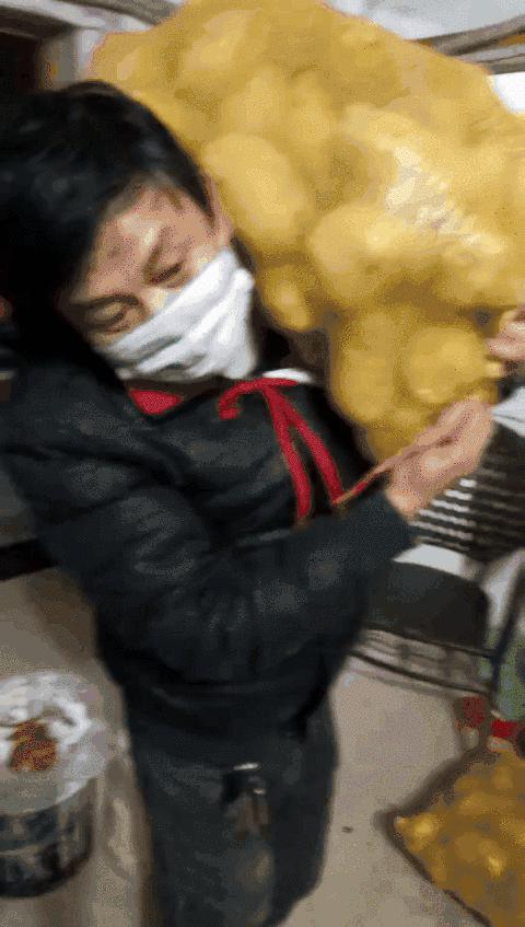 图片：残疾大叔“掰哥”扛起麻袋，将500斤土豆送给疫区