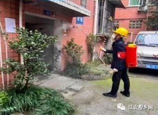 图片：视力三级残疾人志愿者宋敬得挨家挨户喷洒消毒水