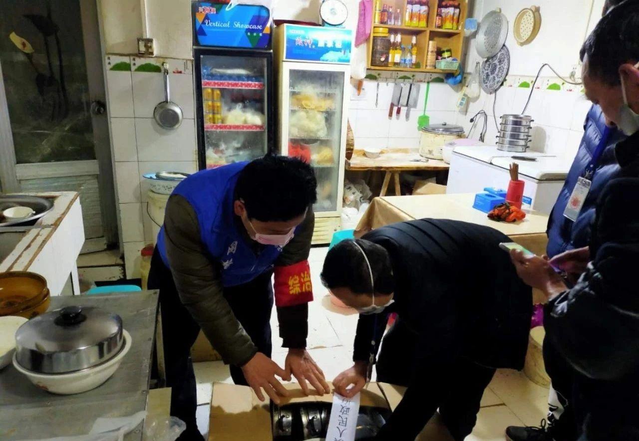 陈小龙在防疫工作一线