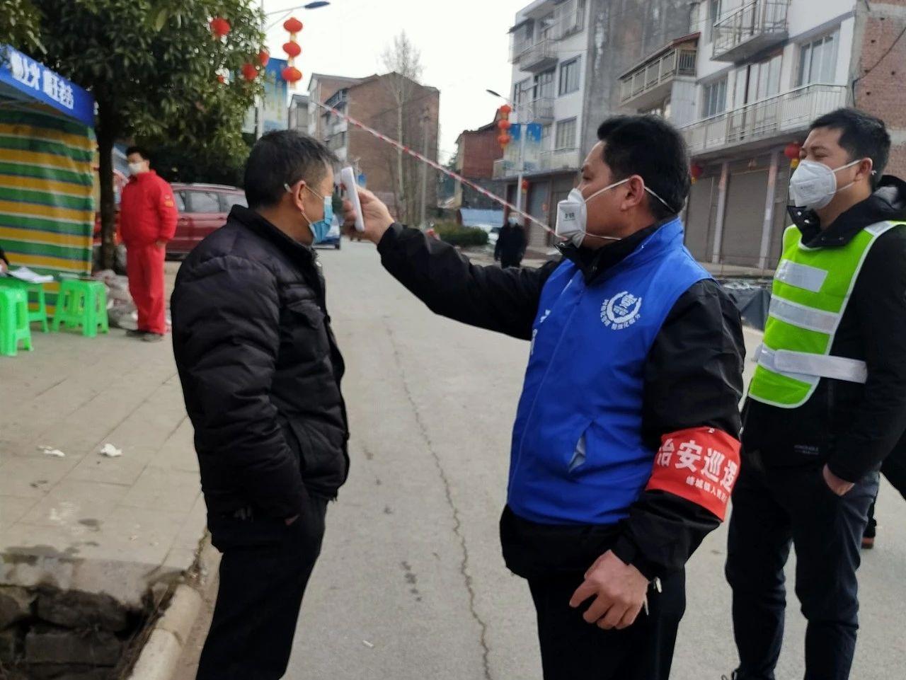 陈小龙在防疫工作一线