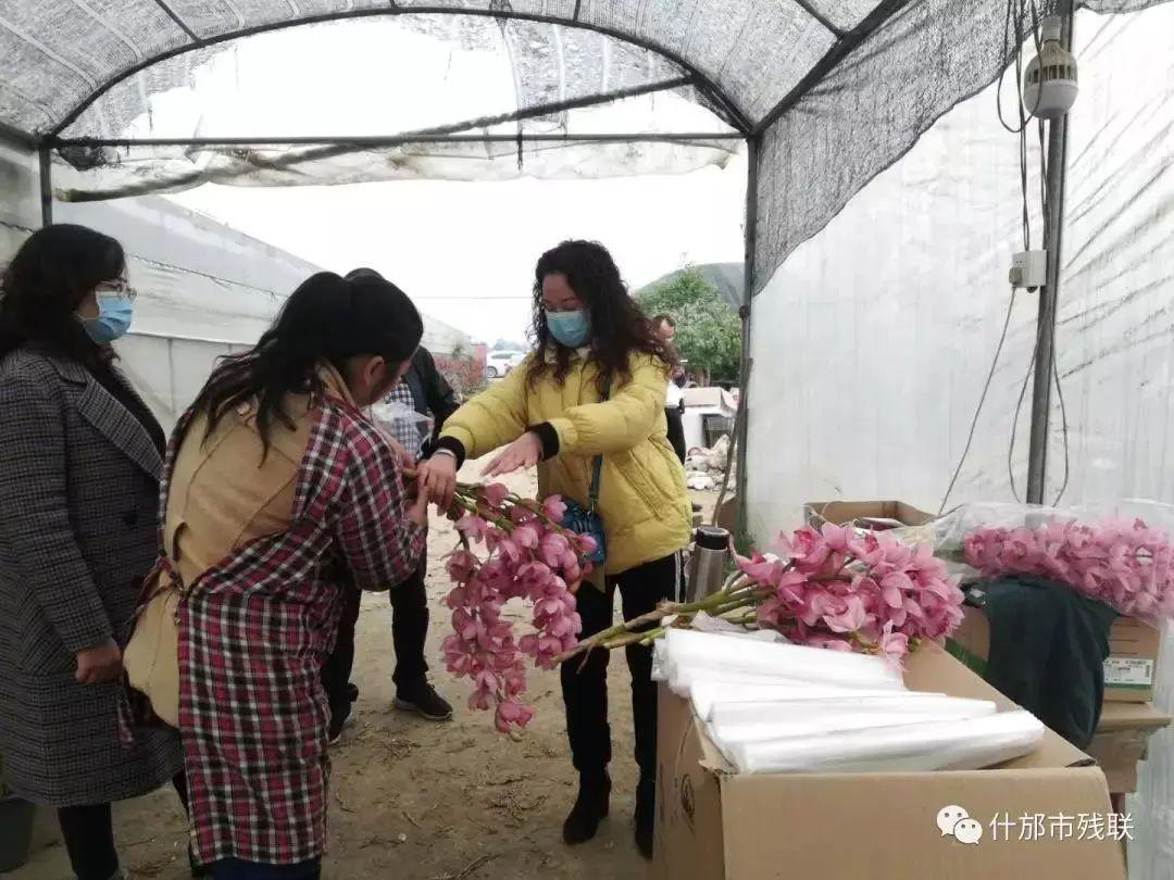 图片：社会爱心人士纷纷前来争购鲜花