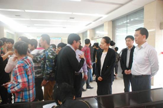 市委常委、总工会主席（中）与达芙妮公司负责人（左一）亲切交谈残疾人的招聘情况